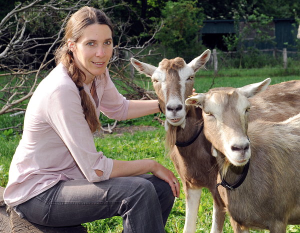 Svenja mit ihren Ziegen